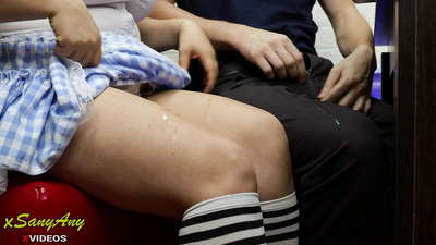 Msichana mdogo wa shule akimrukia mwanafunzi mwenzake kwenye kazi ya nyumbani-xsanyAny