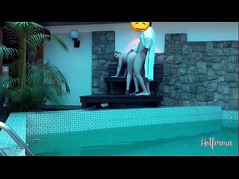 ❤️ Bosi anamwalika kijakazi kwenye bwawa, lakini hakuweza kupinga joto kali Video ya mkundu ❤
