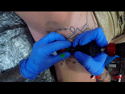 ❤️ Mrembo mwenye tatoo nyingi sana Sully Savage alijichora tattoo kwenye kisimi chake Video ya mkundu ❤